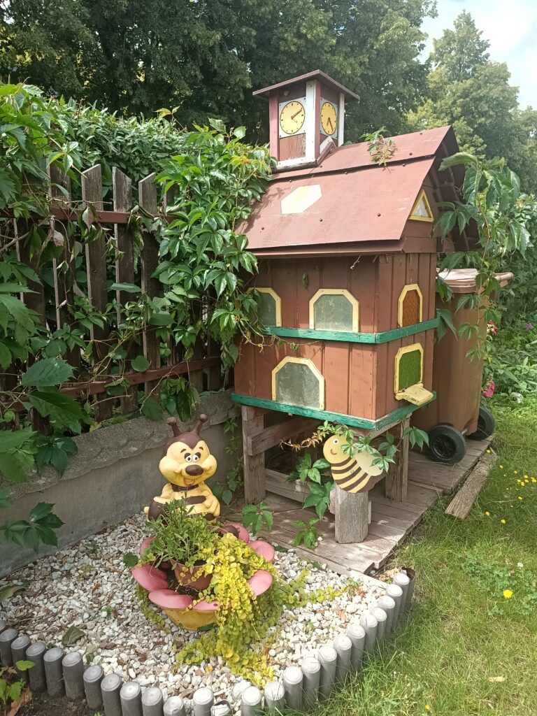 Pszczółka Maja sobie lata... 😄